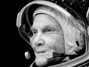 Умер первый американский астронавт