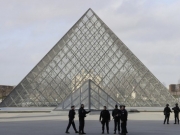 В Париже военный, охранявший Лувр, открыл огонь по нападавшему с ножом