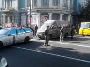 «Правый сектор» машинами заблокировал правительственный квартал Киева
