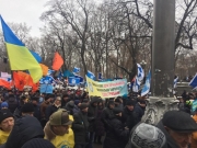 В центре Киева проходят массовые акции: улица Грушевского перекрыта
