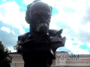 В Симферополе памятник Шевченко раскрасили в цвета украинского флага