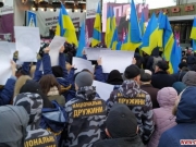 В Сети появилось фото «бегства» Порошенко от радикалов «Нацкорпуса» в Житомире