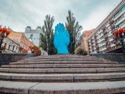 В центре Киева на месте памятника Ленину появилась синяя рука