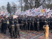 Акция SaveФОП: под Радой начались столкновения с полицией, депутатов срочно эвакуировали