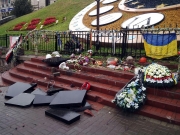 В Киеве вандал разбил памятник «Небесной сотне»