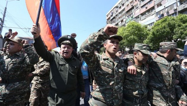 К протестам в Армении присоединились военные