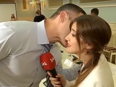 Кличко поцеловал журналистку, чтобы не отвечать на вопрос о жене