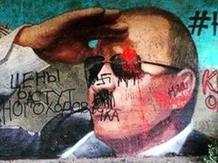 В Крыму на граффити Путину дорисовали гитлеровские усы