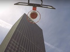 Американец забросил мяч в корзину с крыши небоскреба