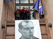 Над входом в киевскую мэрию повесили портрет Бандеры