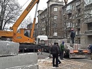 В Киеве рабочие разбирают бетонную баррикаду на углу Институтской