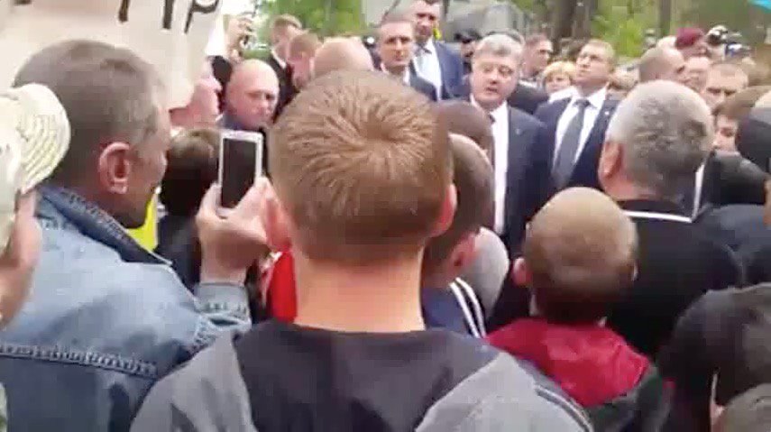 Порошенко в Быковне провожали криками «Ганьба»