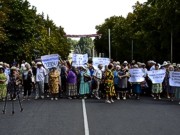 Жители Дружковки заблокировали движение по центральной улице, протестуя против роста тарифов ЖКХ