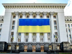 Администрацию президента празднично украсили огромным флагом Украины