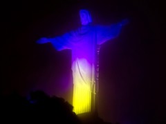 Статую Христа в Рио-де-Жанейро «одели» в цвета украинского флага