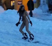 Зимние забавы: две киевлянки нагишом спустились на сноубордах по Андреевскому спуску