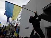 Активисты Майдана возле МВД требуют отставки Захарченко