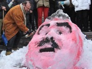 Оппозиция подожгла под КГГА снеговика в образе Попова и требует его отставки