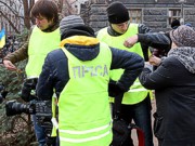 В Киеве милиция раздала журналистам спецжилеты