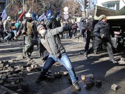 В Киеве на углу Институтской и Шелковичной начались столкновения правоохранителей и митингующих