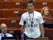 Надпись на футболке «PUTIN = HITLER» шокировала российскую делегацию в Страсбурге