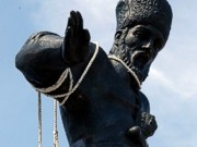 В Крыму начинают сносить украинские памятники