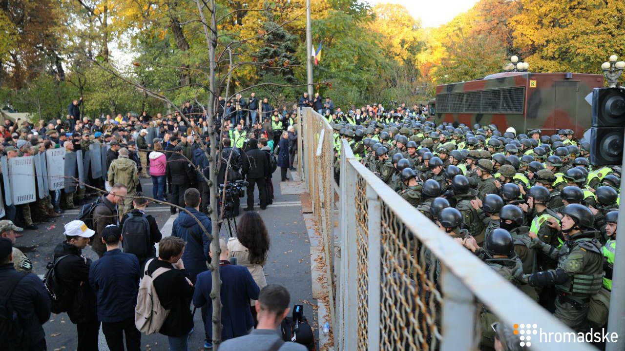 Под Радой полиция попыталась штурмовать палаточный городок митингующих