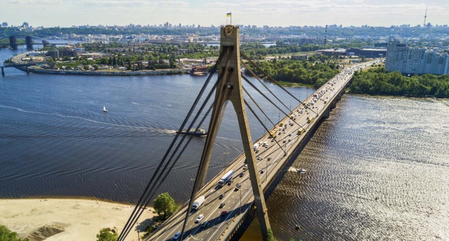 В Киеве переименовали Московский мост и ряд улиц