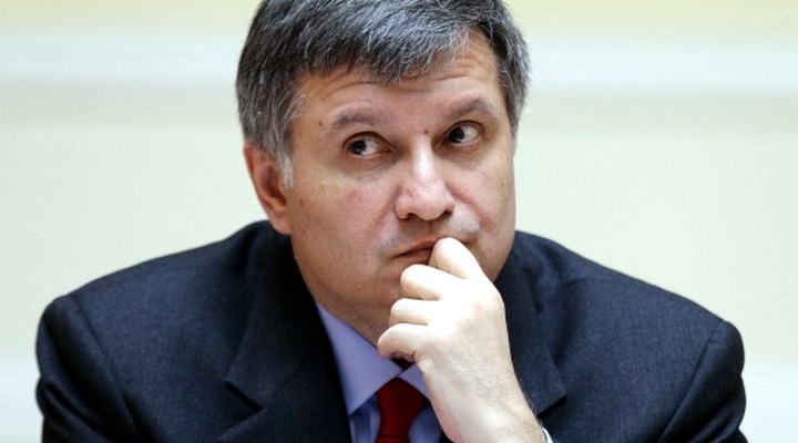 Дело о «золотых рюкзаках»: антикоррупционное бюро проверит звонки руководителя МВД Украины