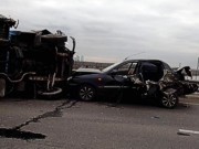 В Киеве на Дарницком мосту перевернулся грузовик и перекрыл движение