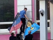 Флаг ДНР на здании Донецкого ГУМВД: Версия милиции