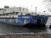 В Киеве по Днепру дрейфовало судно без экипажа