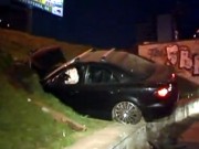 В Киеве Mazda совершила «полет» над дорогой и с размаху вонзилась в газон