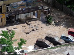 Прорыв водопровода в Киеве: пострадали квартиры и автомобили
