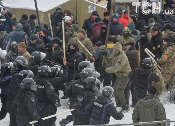 В столкновениях под Радой пострадали 14 правоохранителей