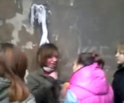 В Мариуполе школьницы пытали восьмиклассницу, пытаясь повесить на собственном шарфе