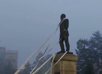 Протестующие сбрасывают Памятник Назарбаеву