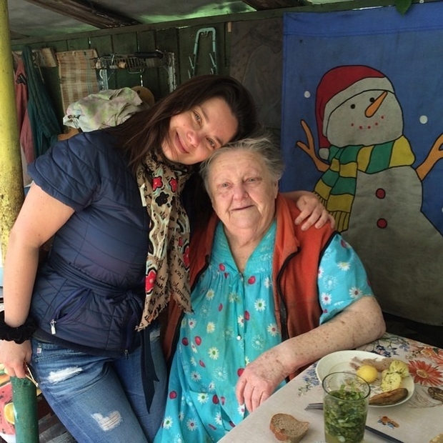 Наташа Королёва с бабушкой