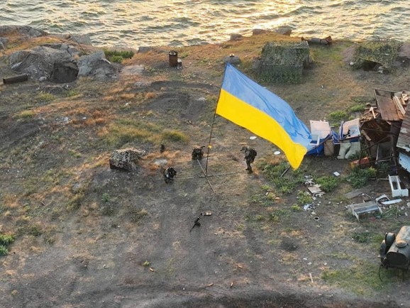 Над островом Змеиный реет флаг Украины