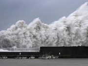 На Японию обрушился самый мощный за четверть века тайфун