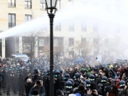 В Берлине проходят антикарантинные протесты: полиция применила водометы