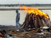 На берег Ганга в Индии вынесло десятки человеческих тел