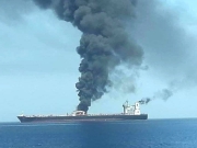 В Оманском заливе торпедированы два танкера