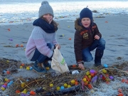 В Германии весь пляж засыпало «киндер-сюрпризами»