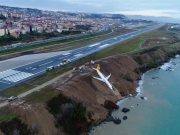 В Турции пассажирский самолет выкатился за взлетную полосу и чуть не упал в море