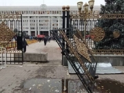 Протестующие в Бишкеке захватили парламент и освободили экс-президента