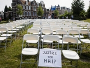 Родственники жертв MH17 провели акцию у посольства РФ в Гааге
