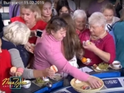 В Сети появилось видео, как зрители «Поле чудес» сметают еду с барабана