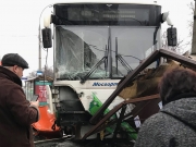 В Москве автобус въехал в остановку, трое пострадавших