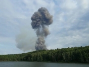 В Красноярском крае РФ взрываются боеприпасы на военном складе: есть погибший и раненые